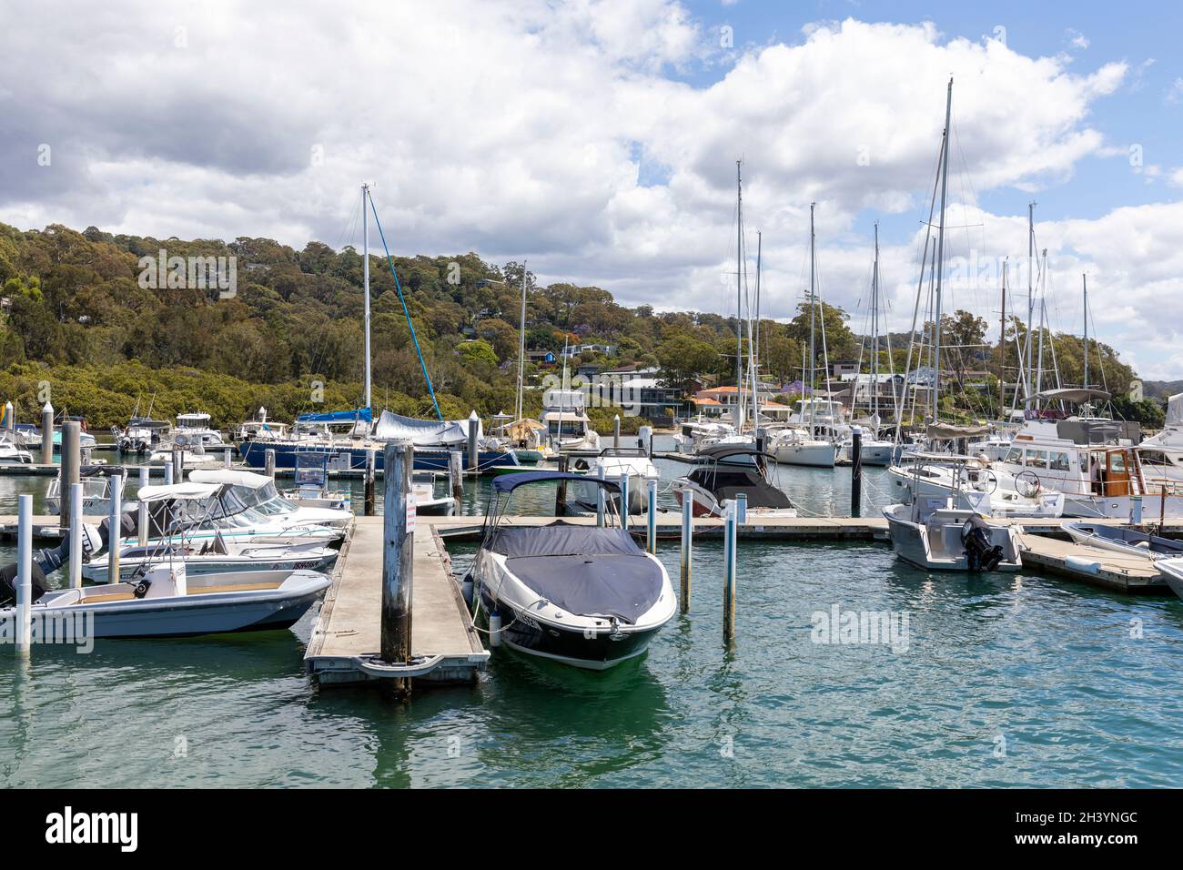 Bayview Sydney, barche ormeggiate e ormeggiate al Gibson Boat Marina su Pittwater, Australia Foto Stock