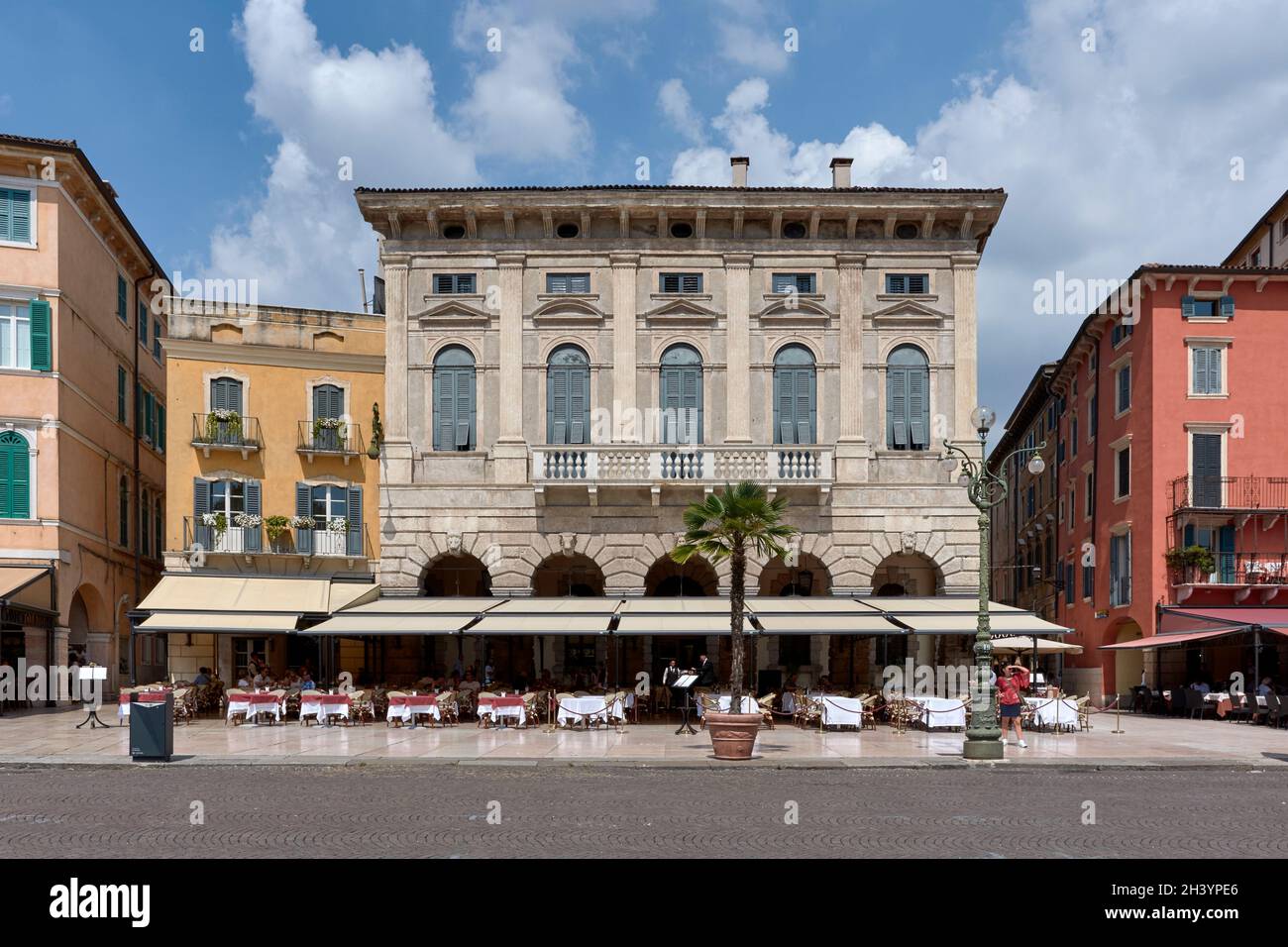 Palazzo Malfatti. Piazza Bra, Piazza Bra. Verona. Veneto Italia Foto Stock