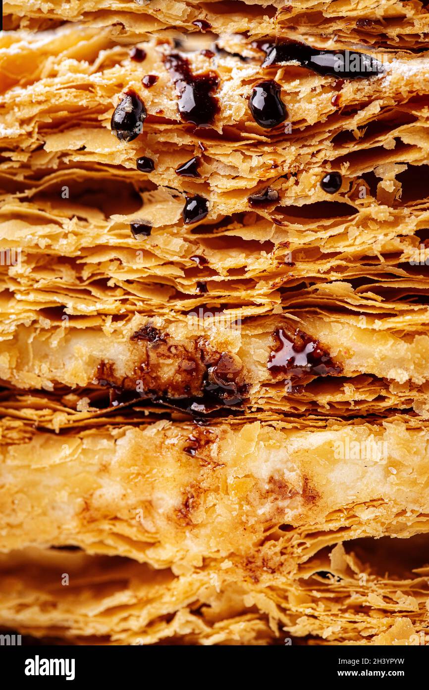 Primo piano su una fetta di dolce texture napoleone torta Foto Stock