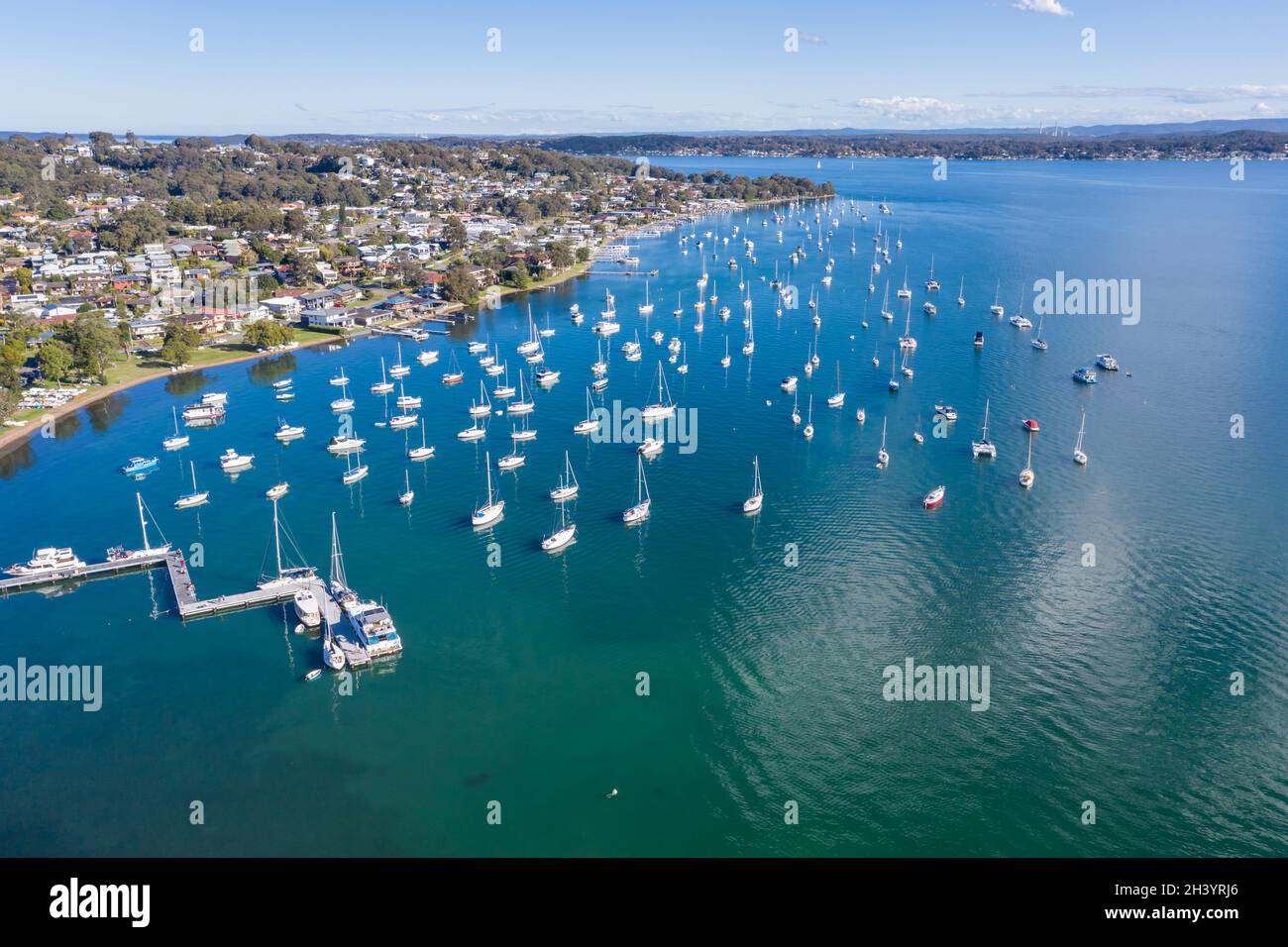 Veduta aerea di San Valentino sulle rive del Lago Macquarie a Newcastle Australia. Questo lago è il più grande lago d'acqua salata dell'Australia. Foto Stock