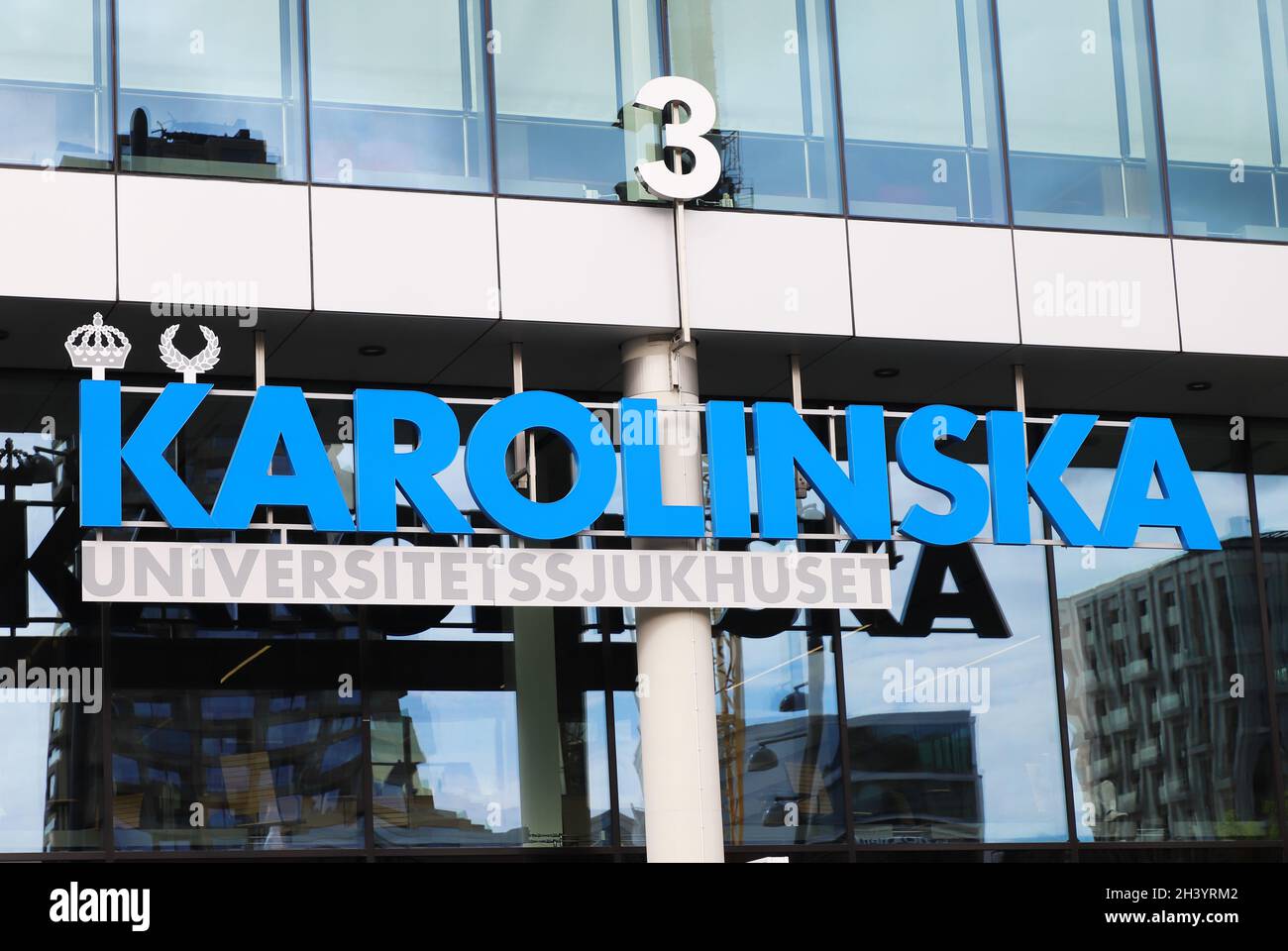 Solna, Svezia - 2 settembre 2021: Il Karolinska University Hospital firma presso il nuovo edificio hospistal. Foto Stock