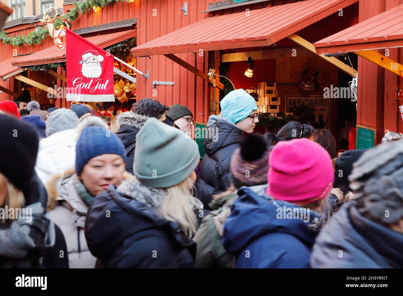 Stoccolma, Svezia - 30 novembre 2019: Affollato mercatino di Natale con bancarelle di mercato in piazza Stortorget nel quartiere della città vecchia. Foto Stock