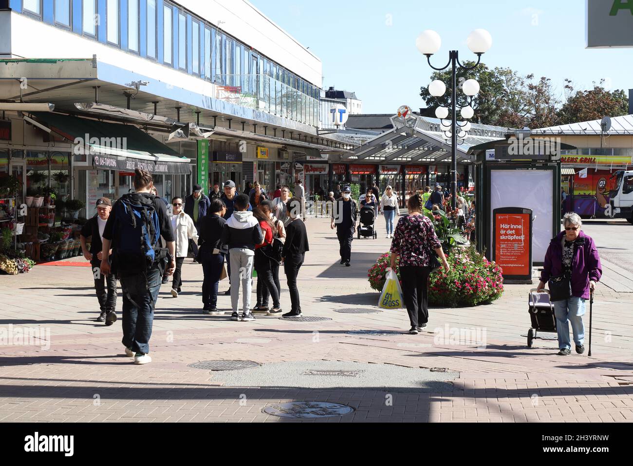 Stoccolma, Svezia - 31 agosto 2021: Persone nel centro suburbano di Hogdalen alla stazione della metropolitana. Foto Stock