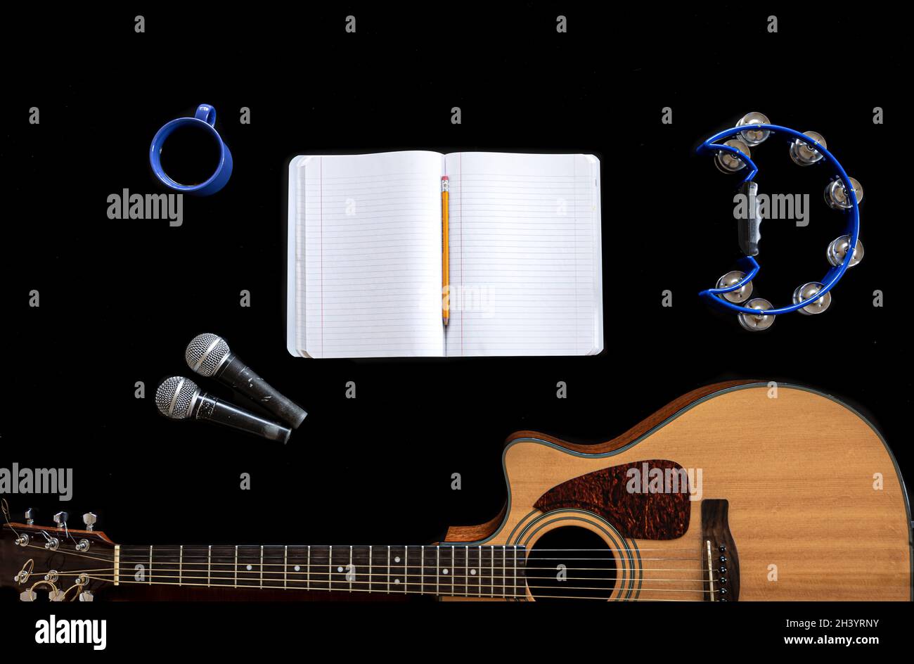 Musica di sottofondo con blocco note e chitarra, creazione di musica, creatività. Foto Stock