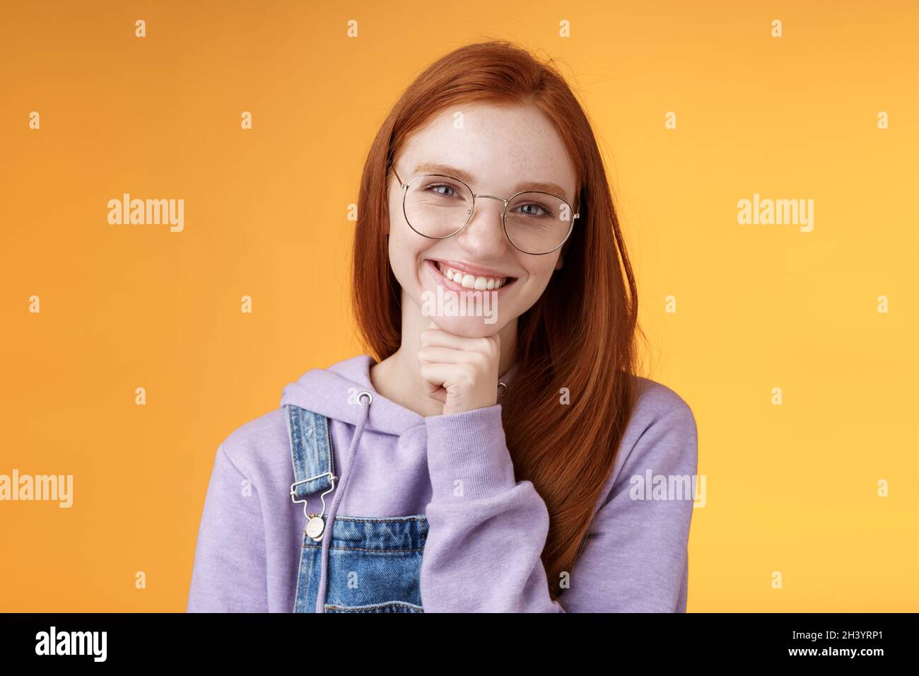 Creativo uscente giovane carismatico redhead femmina collega discutere casual personale sorridendo felicemente avere piacevole conversa Foto Stock
