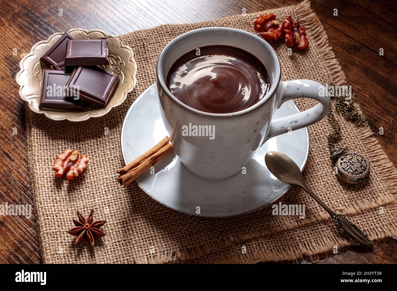 Cioccolata calda con spezie e un orologio d'annata Foto Stock