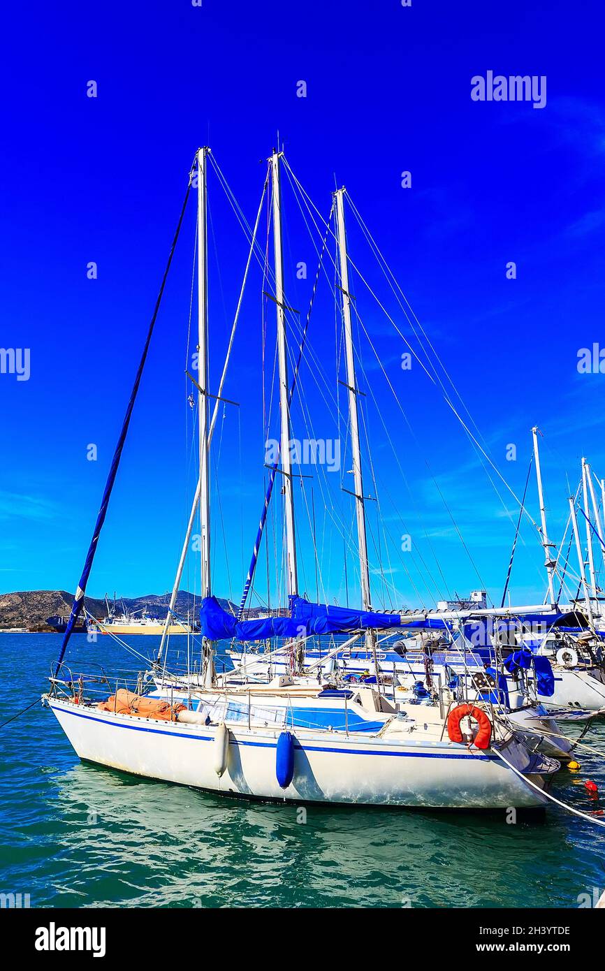 Barca a vela ormeggiata nel porto di Volos, Grecia Foto Stock