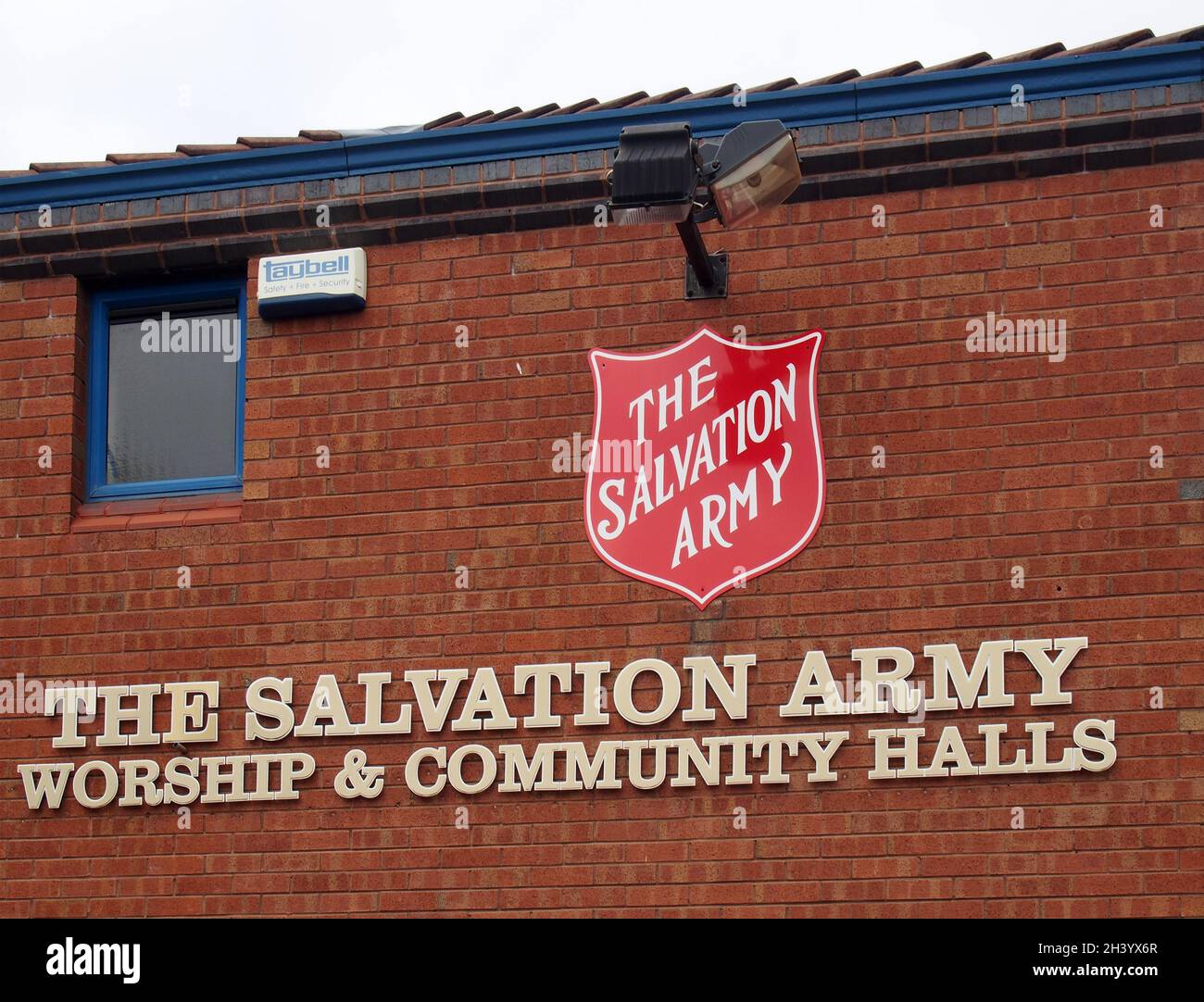 Simbolo dell'esercito di salvezza sulla sala della comunità in nile Street leeds Foto Stock