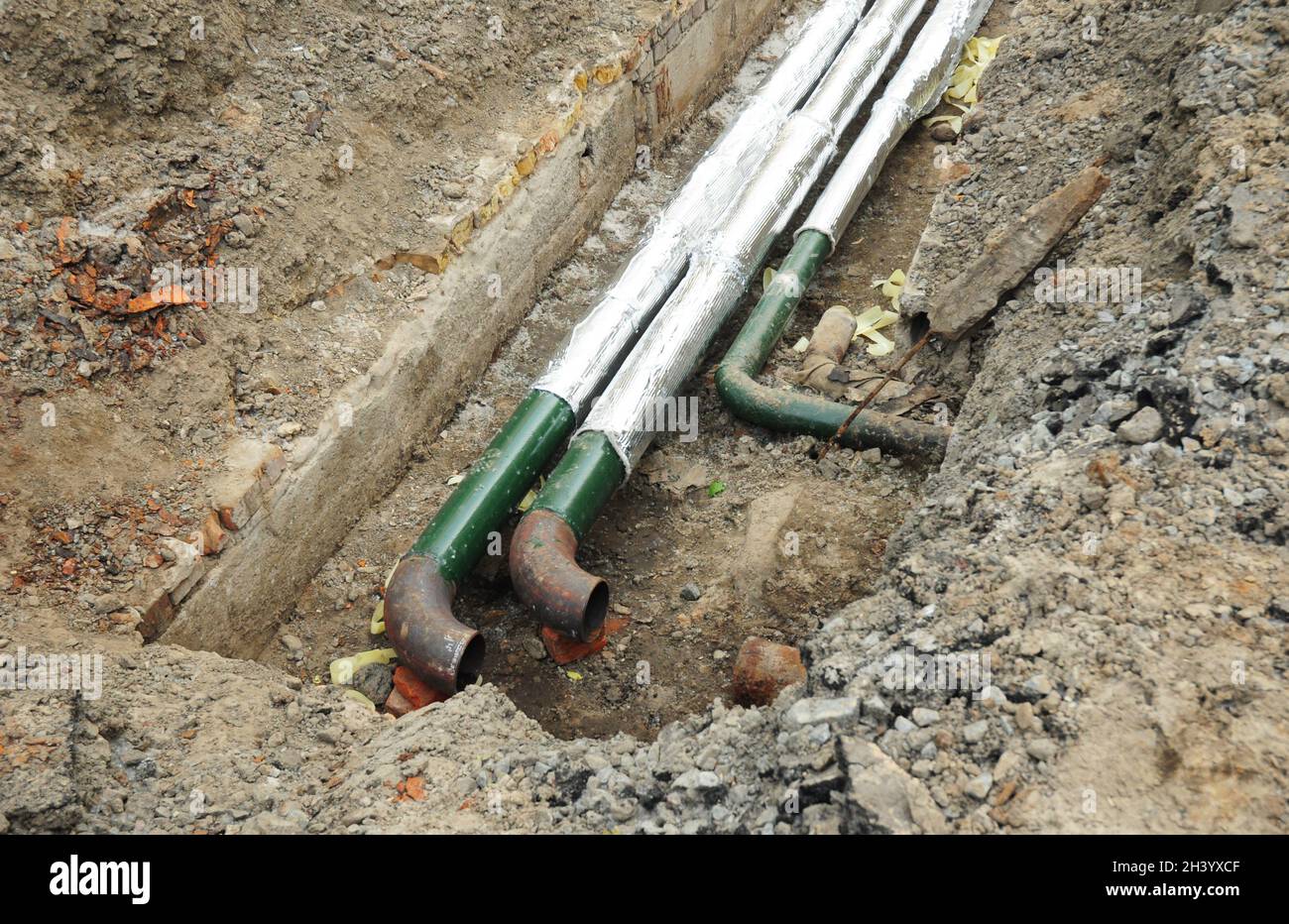 Riparazione e isolamento dei tubi dell'acqua calda per risparmiare energia. Conduttura di acqua calda. Foto Stock