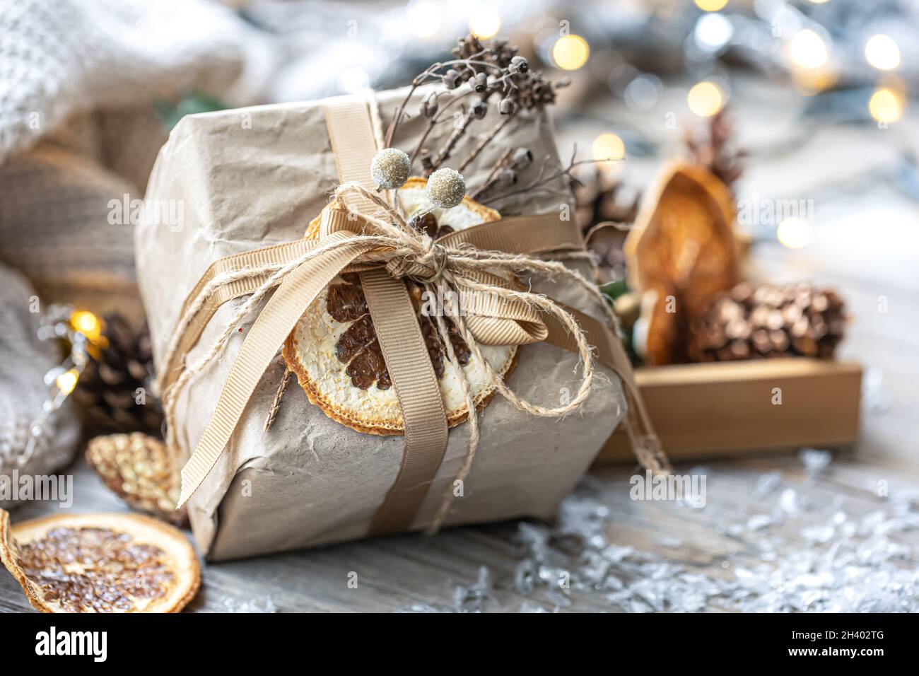 Sfondo festivo con un regalo di Natale su sfondo sfocato. Foto Stock