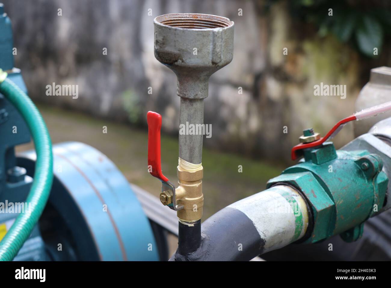 La valvola di controllo dell'acqua dell'impianto di irrigazione automatico agricolo con una pompa dell'acqua diesel Foto Stock