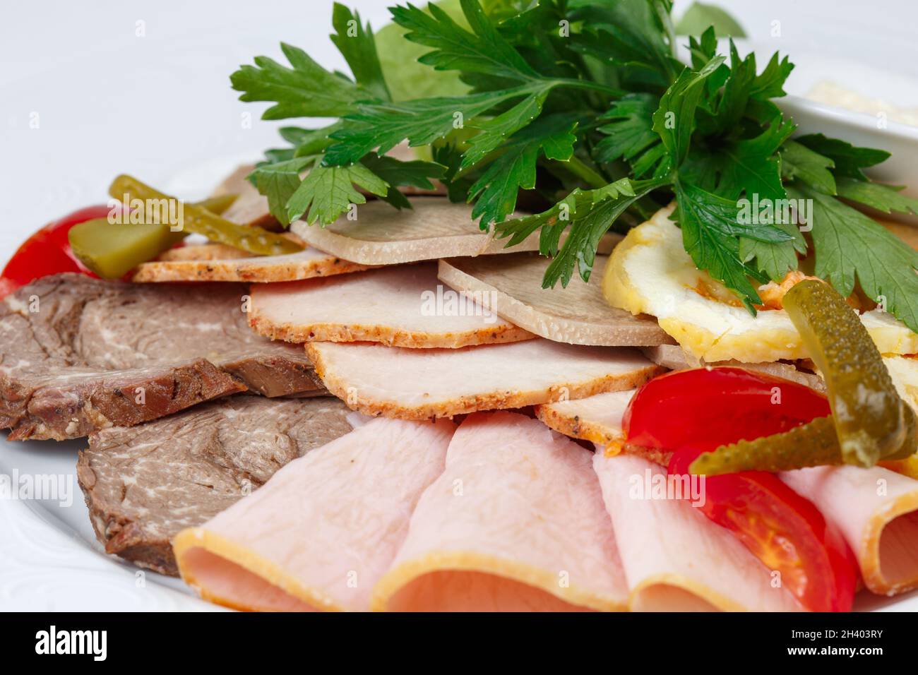 Immagine degli spuntini di carne sul piatto su sfondo bianco Foto Stock