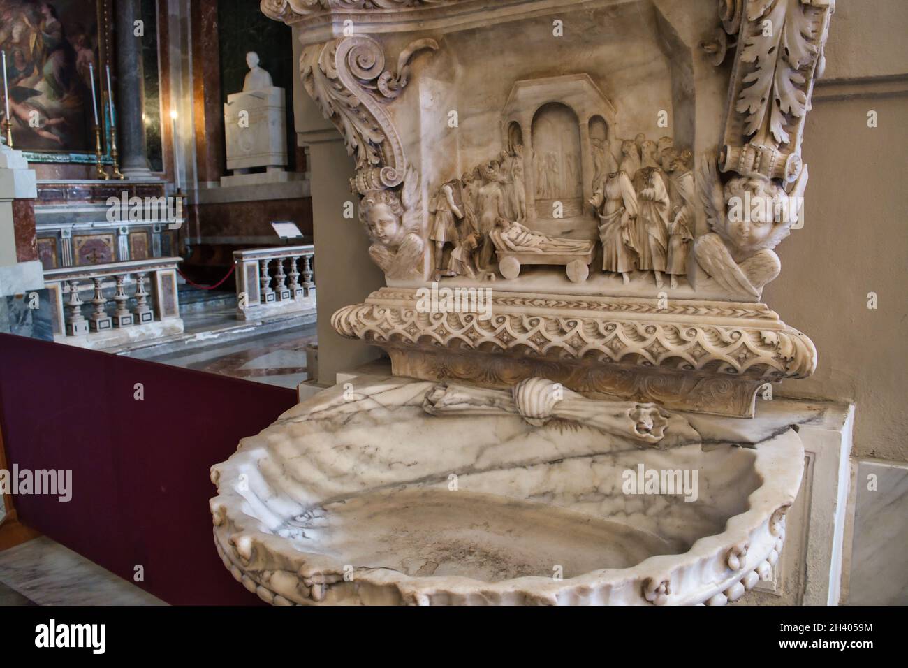 Vista del fonte d'acqua sacra all'interno della cattedrale di Palermo Foto Stock