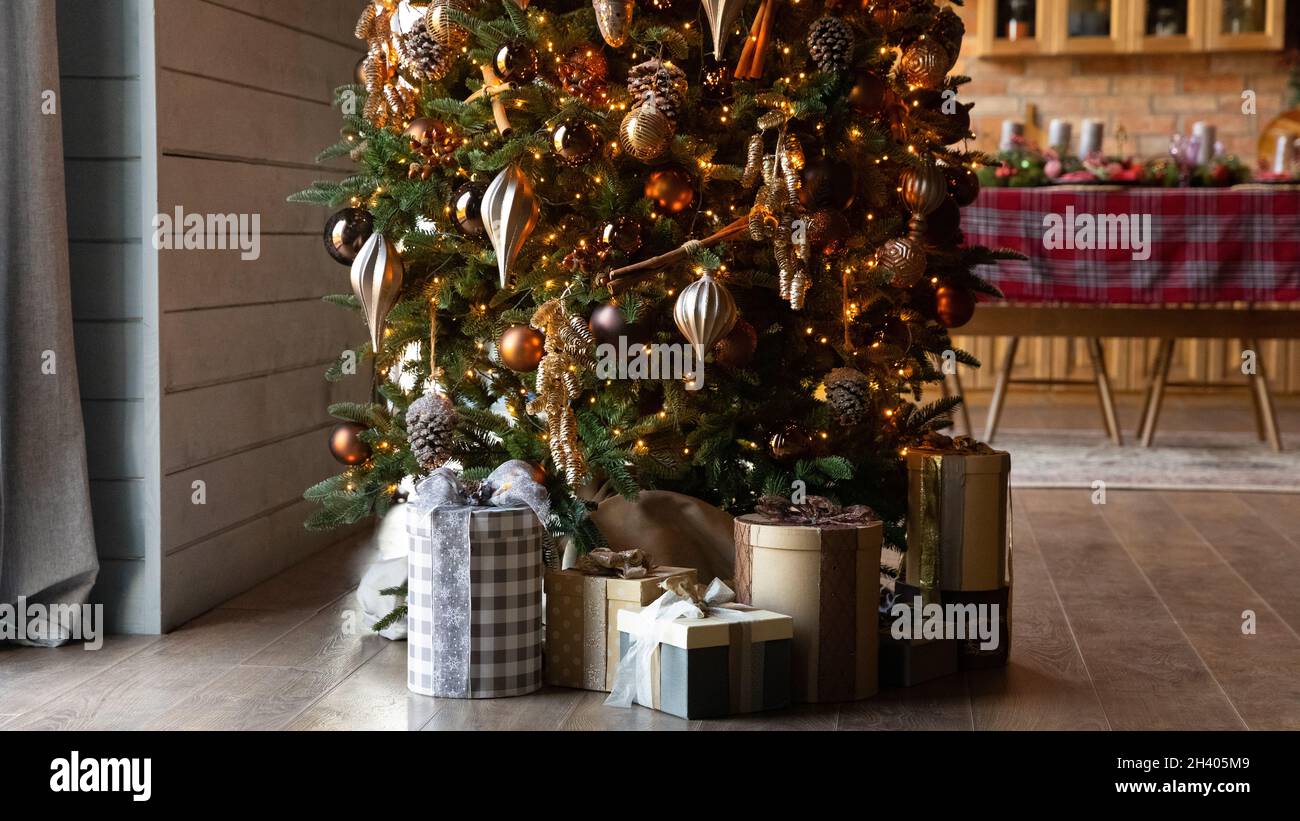 Vista banner di regali avvolti sotto l'albero di Natale Foto Stock