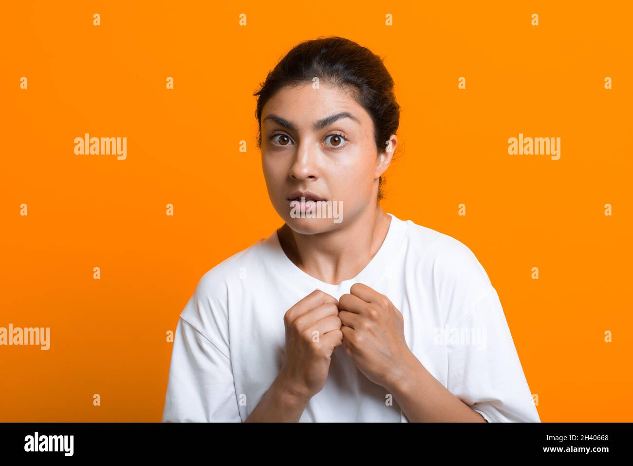 Ritratto di giovane donna indiana spaventato da adulto in T-shirt. Foto Stock
