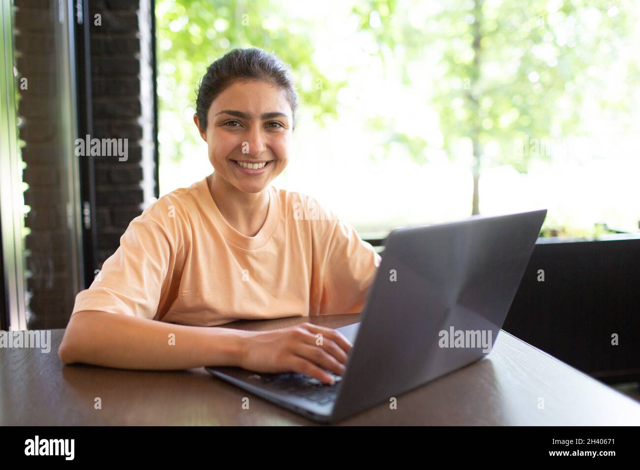 Donna d'affari indiana che lavora sul suo laptop all'aperto. Foto Stock