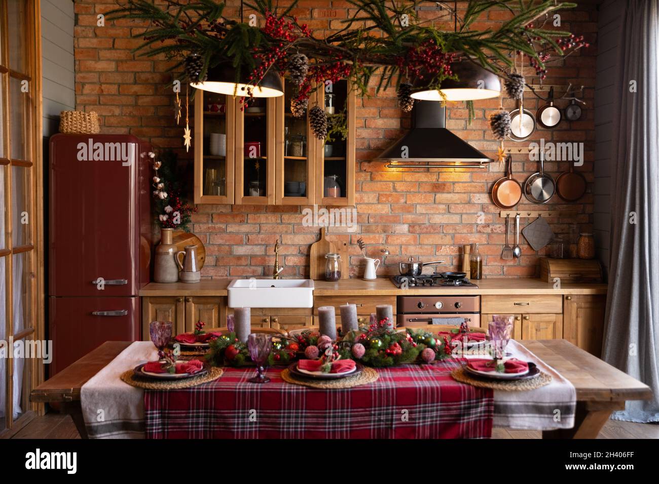 Accogliente cucina decorata pronto per la festa di Natale Foto Stock