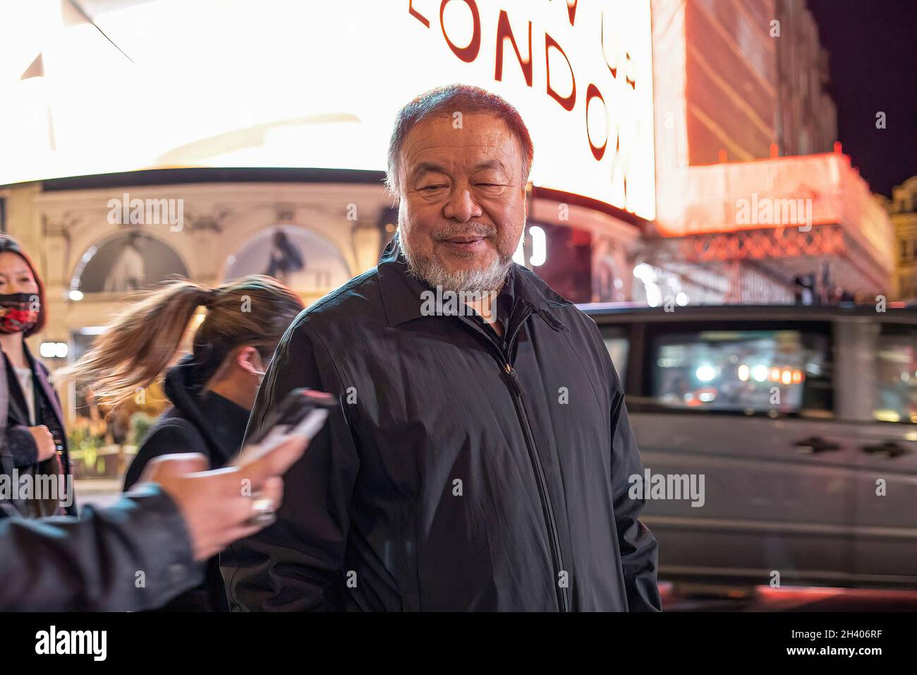 Londra, Regno Unito. 30 Ott 2021. Ai weiwei visto nel centro di Londra. Ai weiwei, un artista e attivista cinese contemporaneo che attualmente risiede in Portogallo dal 2021, ha visto visitare Londra la vigilia di Halloween. Credit: SOPA Images Limited/Alamy Live News Foto Stock