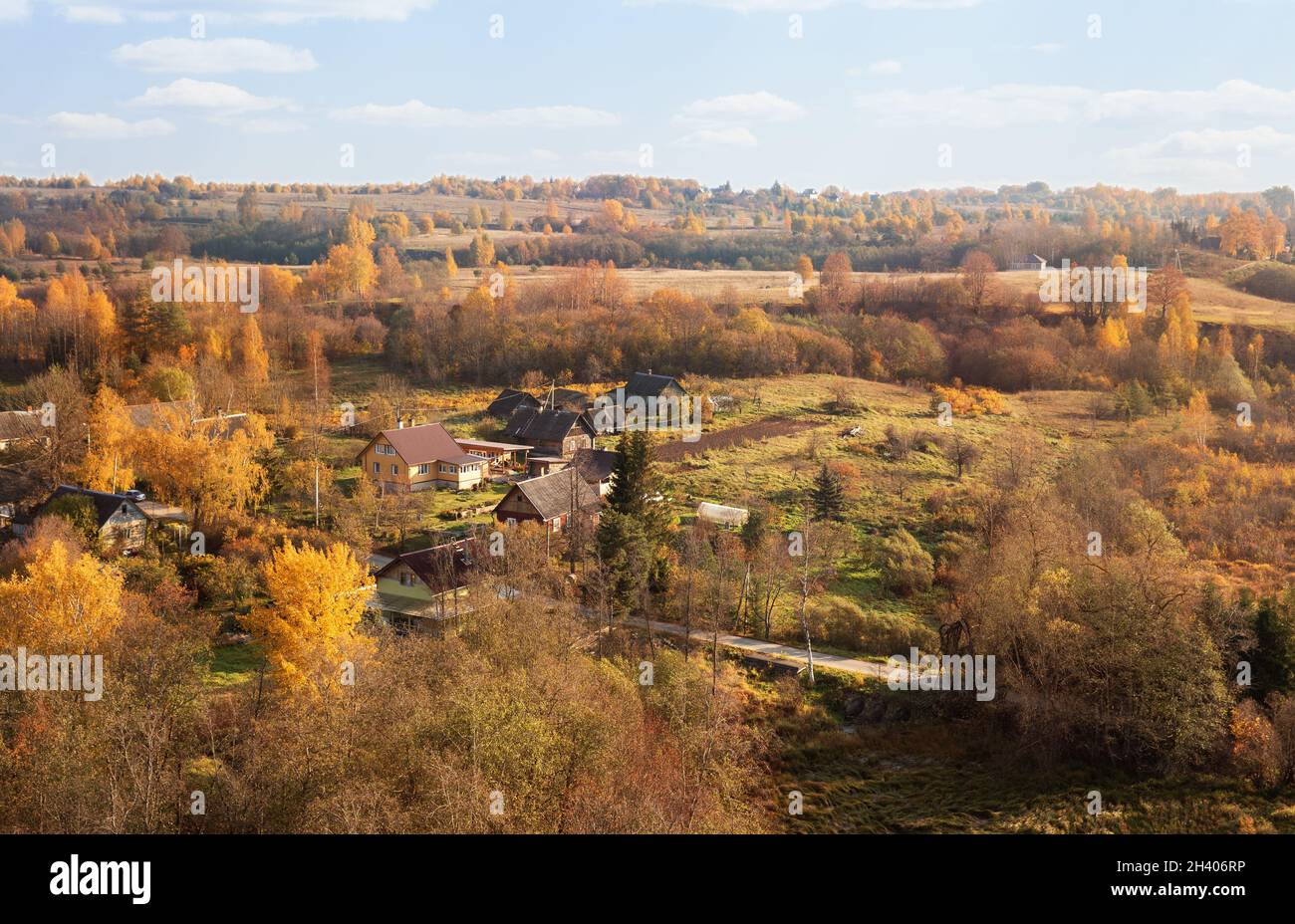 Paesaggio paesaggistico autunno campagna. Izborsk, regione di Pskov, Russia Foto Stock