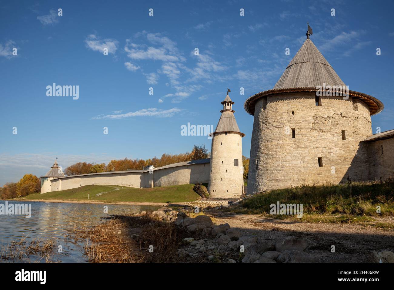 Torri e mura del Cremlino di Pskov, un'antica fortezza russa Foto Stock