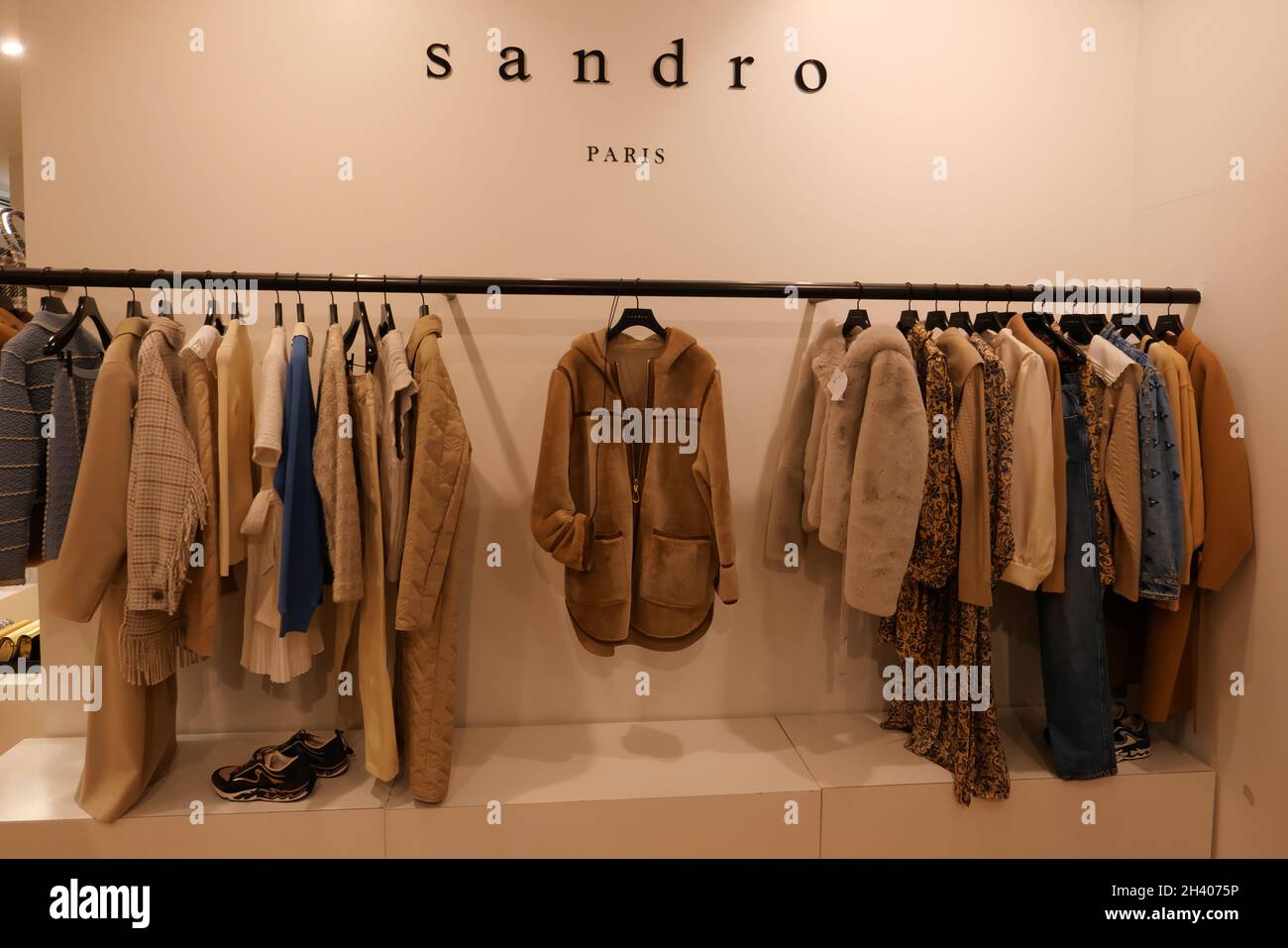 ABBIGLIAMENTO SANDRO PARIS IN MOSTRA ALL'INTERNO DEL NEGOZIO DI MODA Foto  stock - Alamy