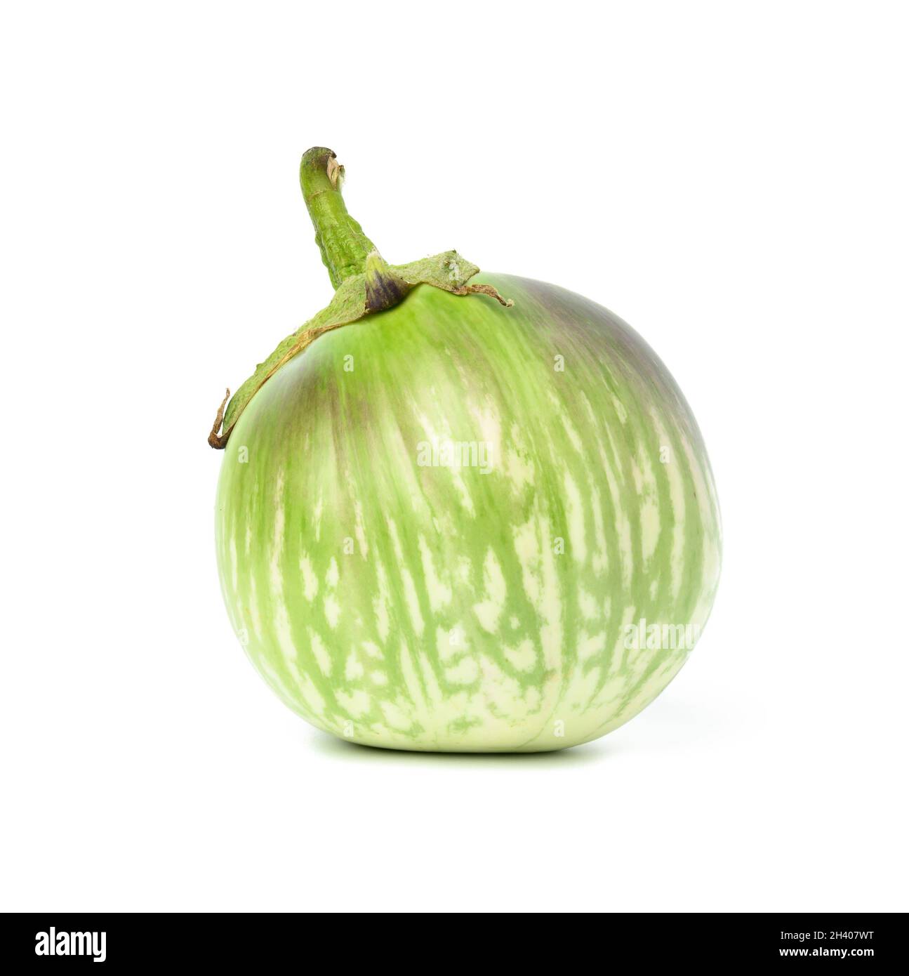 Melanzana matura verde isolata su sfondo bianco, vegetale sano e gustoso Foto Stock