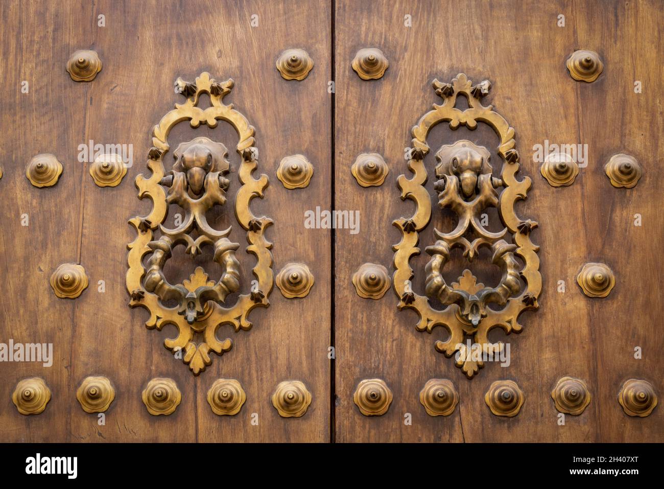 Battitori decorativi per porte. Cordoba, Provincia di Cordoba, Andalusia, Spagna meridionale. Foto Stock