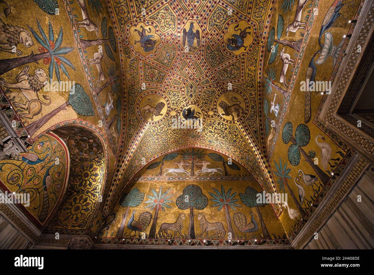 Soffitto decorato a mosaico all'interno del Palazzo Normanni di Palermo Foto Stock