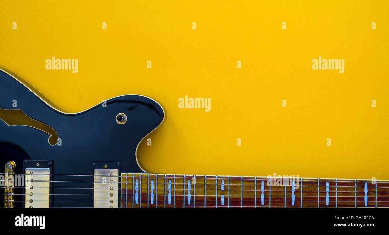 Chitarra elettrica su sfondo giallo Foto Stock
