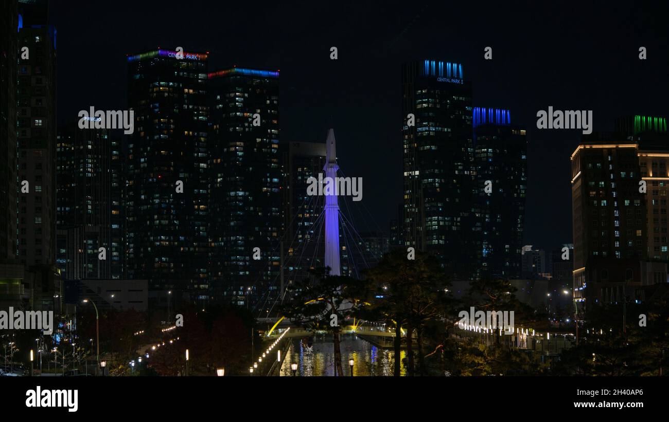 Vista della città di notte in autunno, città di Incheon, Corea del Sud Foto Stock