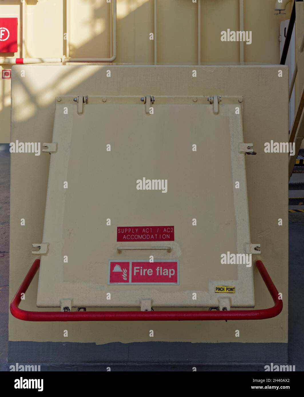 L'aletta antincendio aperta che fornisce aria all'alloggiamento di un'imbarcazione sismica con segnali di avvertimento che indicano che questa deve essere chiusa in caso di incendio onb Foto Stock