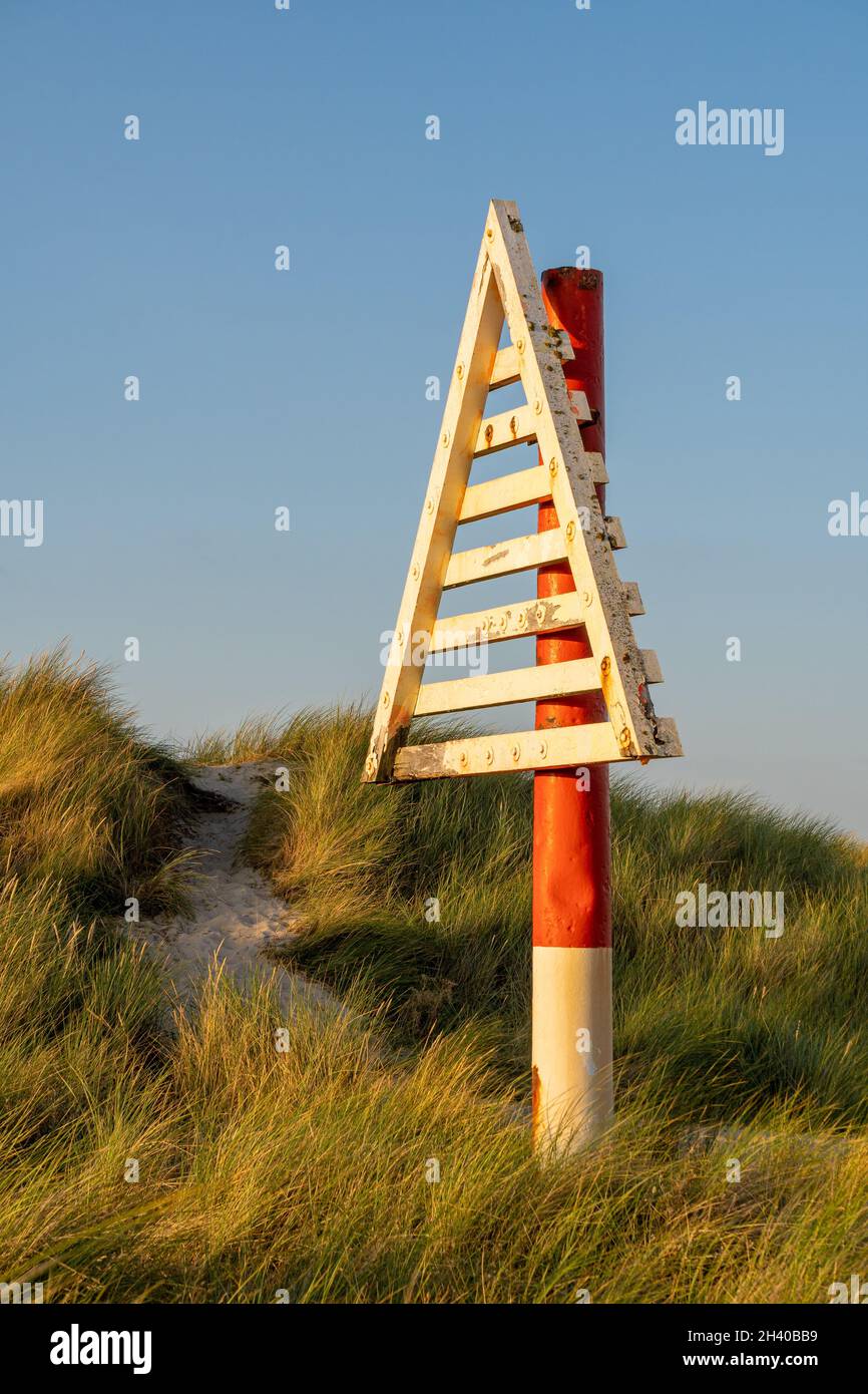 Questi segni (tedesco: cuocere) sulla spiaggia Ellenbogen segnano il confine tra la Germania e la Danimarca nel mare di Wadden. Foto Stock