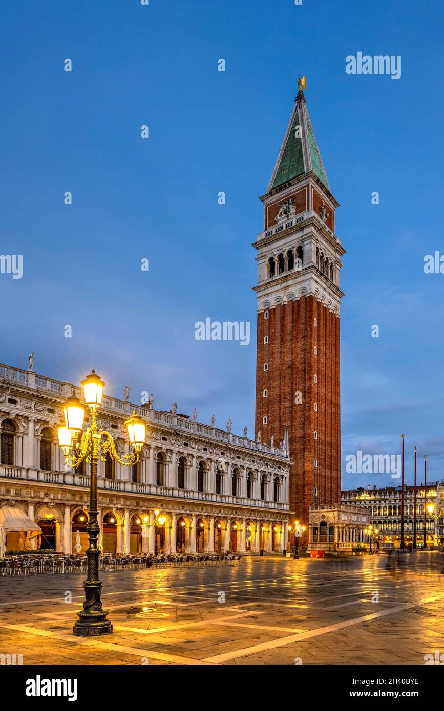 Campanile di San Marco all'alba, Venezia, Veneto, Italia Foto Stock