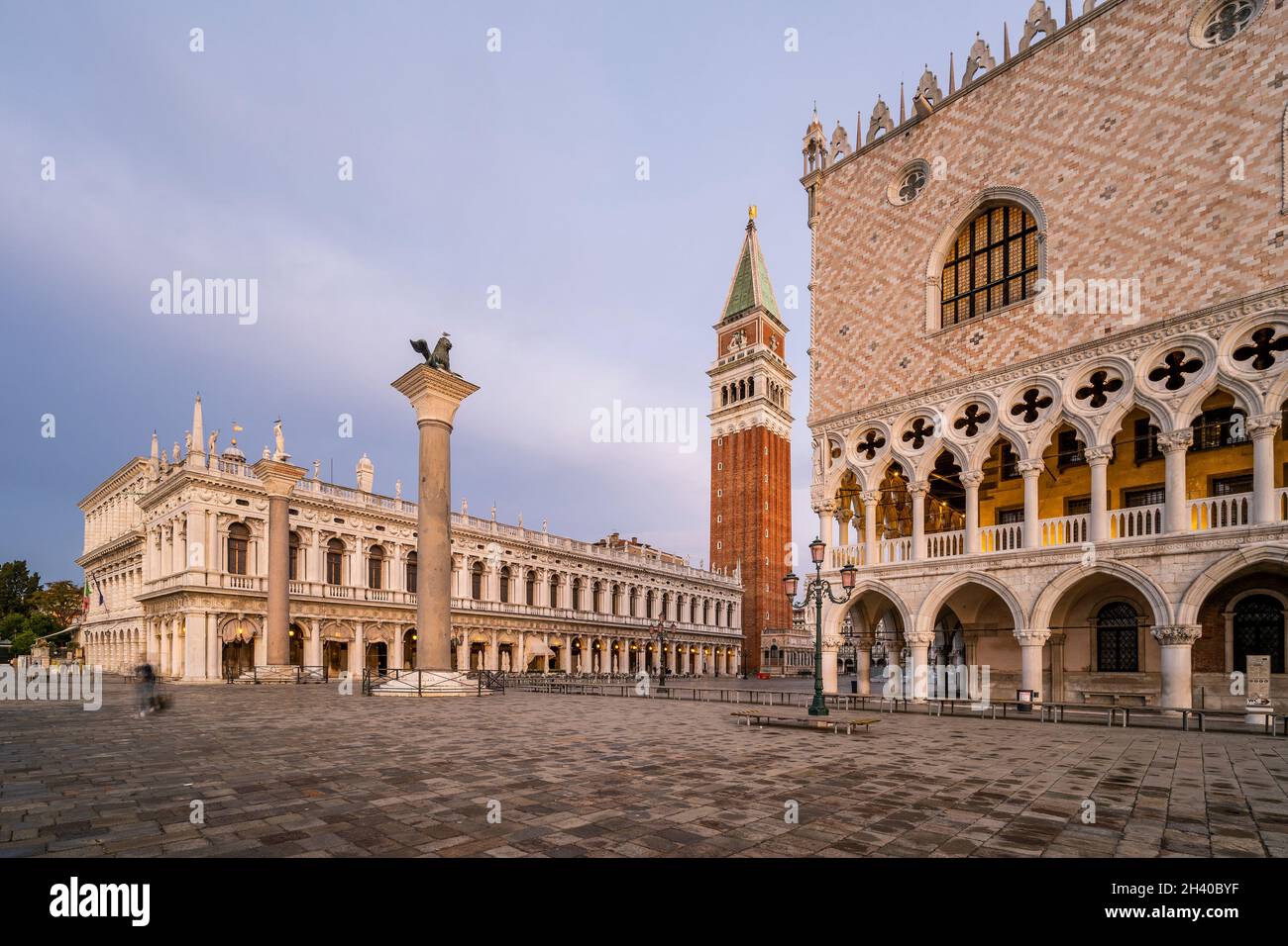 Campanile di San Marco e Palazzo Ducale all'alba, Venezia, Veneto, Italia Foto Stock