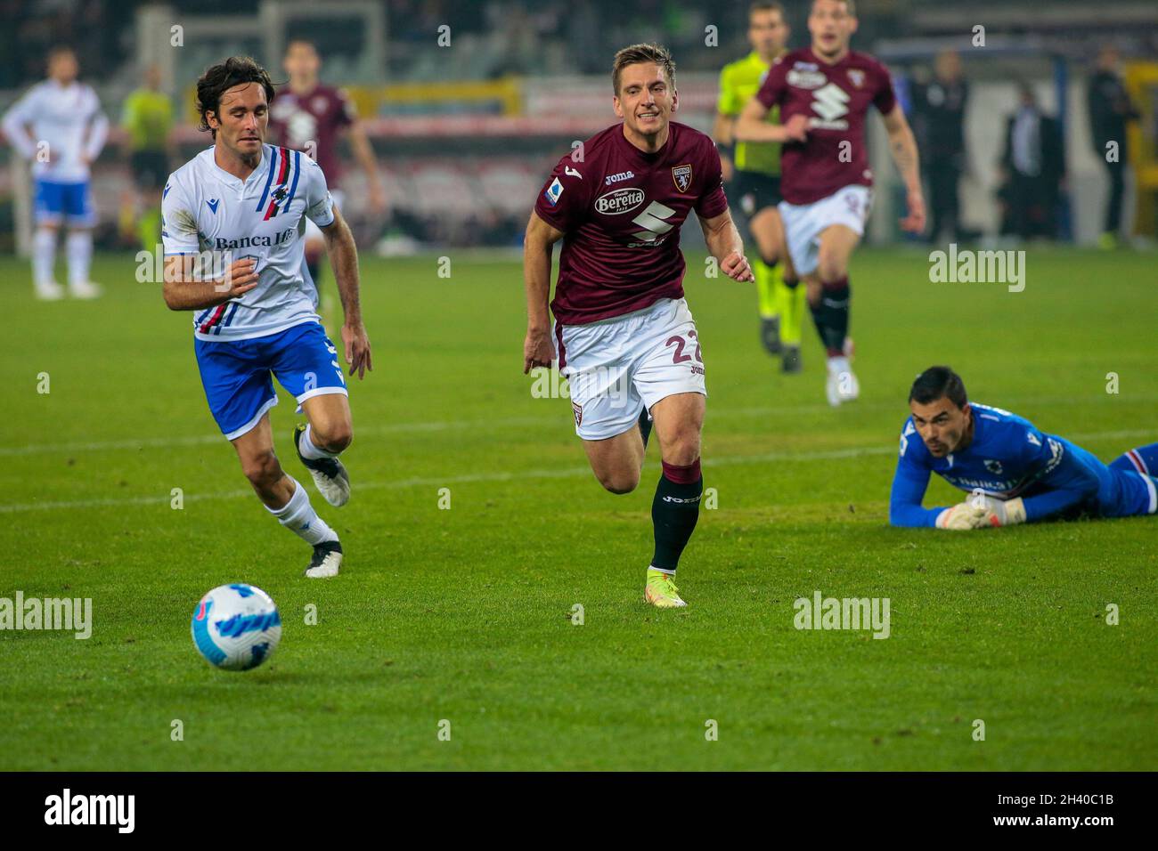 Torino, Italia. 30 Ott 2021. Dennis Praet (Torino FC) nel tentativo di segnare durante la Serie Italiana Una partita di calcio tra Torino FC e UC Sampdoria il 30 ottobre 2021 allo stadio Olimpico Grande Torino a Torino Credit: Independent Photo Agency/Alamy Live News Foto Stock