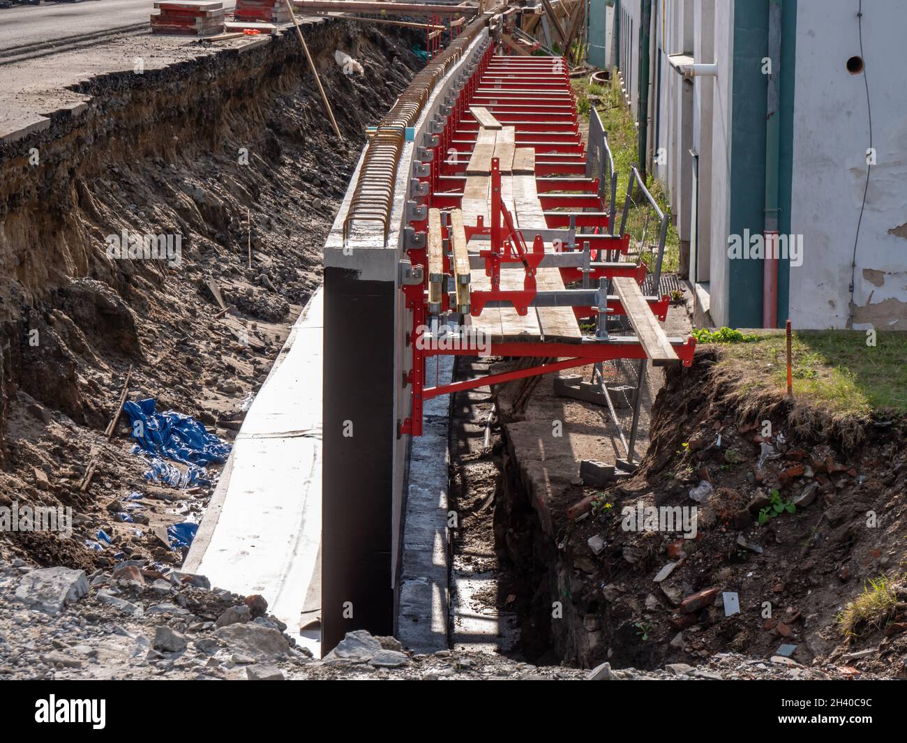 Sistema modulare di casseforme per la colata di calcestruzzo armato nella parete di supporto sotto la strada principale Foto Stock