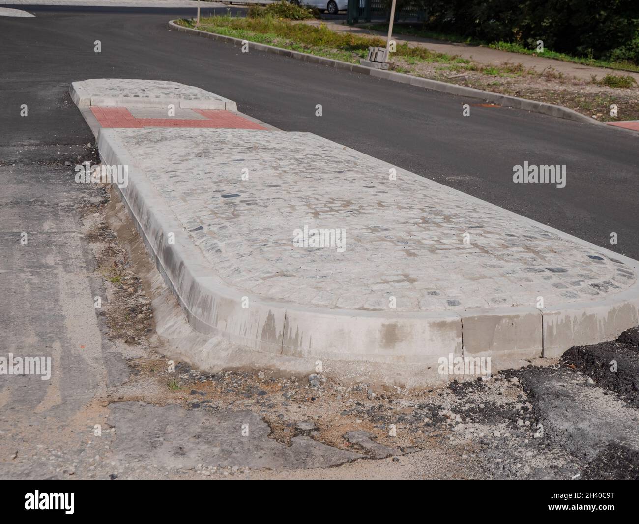 Attraversamento pedonale osland. Isoletta a crosswalks. Completamento di una ferita di sicurezza per gli escursionisti su strade trafficate in città. Foto Stock