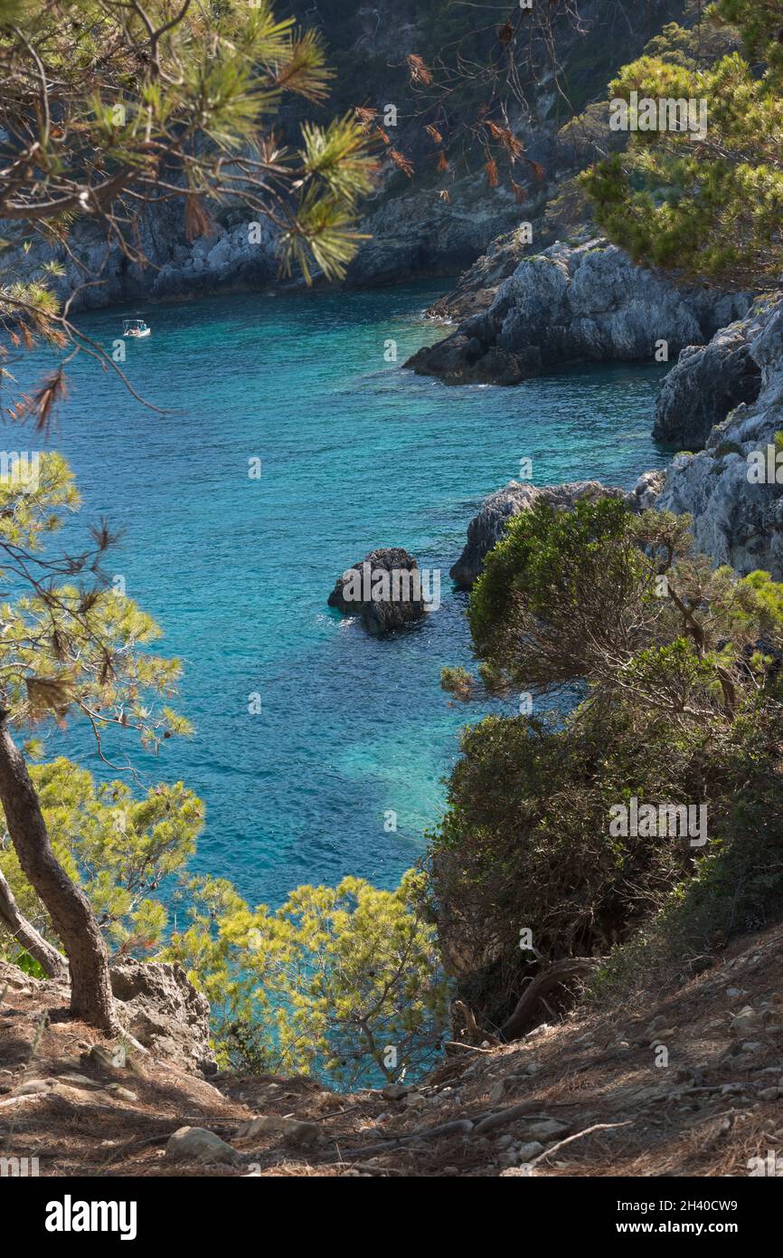 Le Isole Tremiti, Foggia, Italia - Luglio 2021: Contrasto tra i colori del mare e della costa di San Domino. Foto Stock