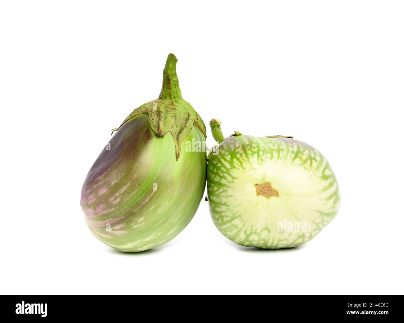 Due melanzane verdi mature isolate su sfondo bianco, verdure sane e gustose Foto Stock