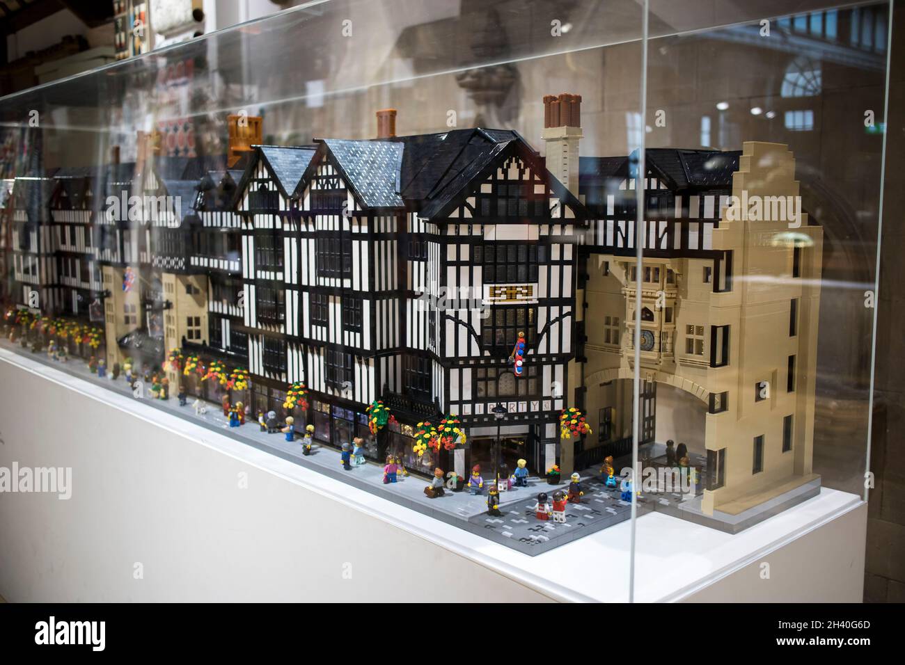 Londra, UK - 20 novembre 2020 la disposizione del negozio Liberty sotto una vetrata nel negozio stesso. Foto Stock