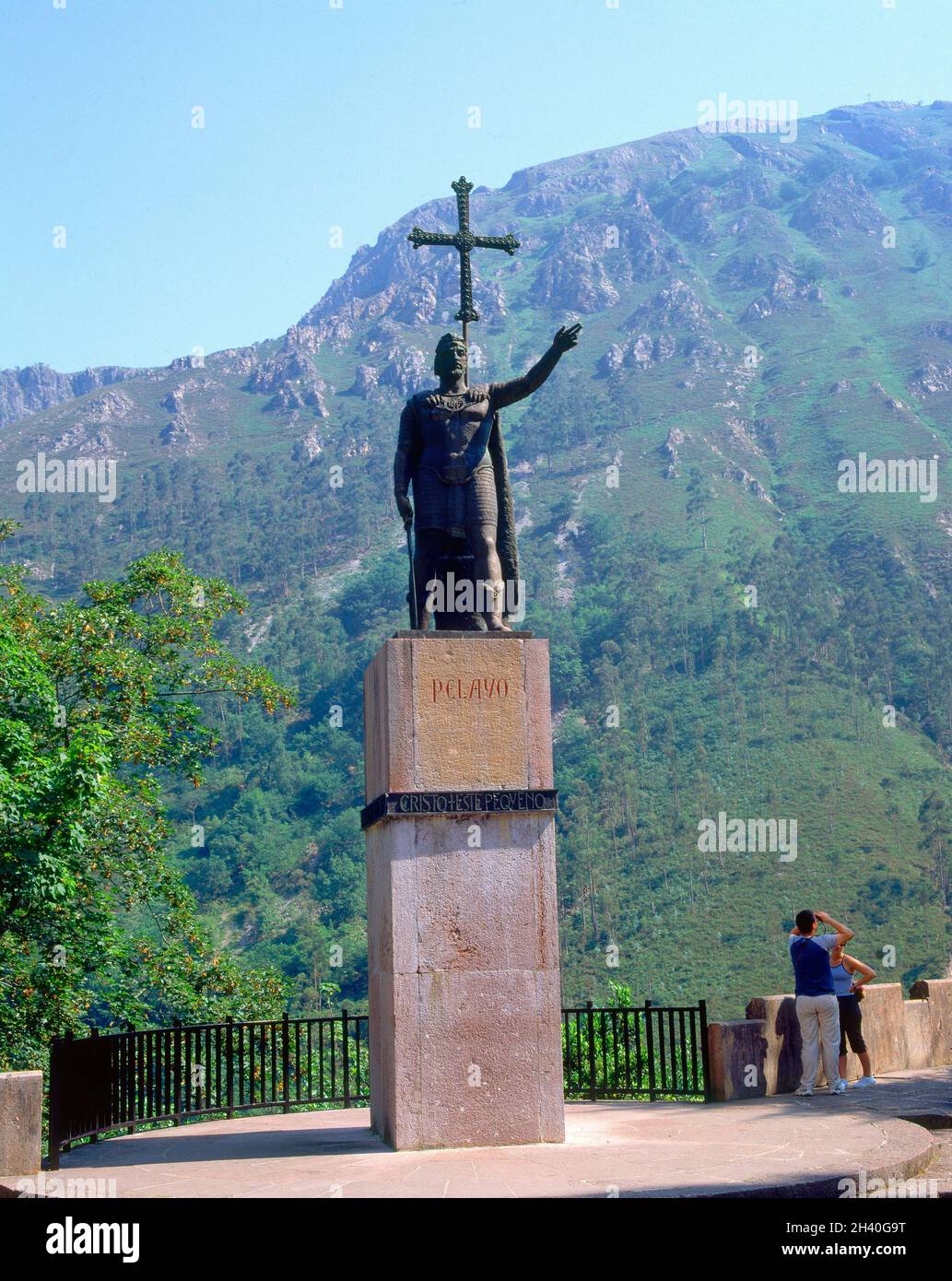 MONUMENTO A DON PELAYO EN LA PLAZA DE LA BASILICA - SIGLO XIX - FOTO AÑOS 00. Autore: ZARAGOZA GERARDO. Ubicazione: ESTERNO. COVADONGA. ASTURIE. SPAGNA. Foto Stock