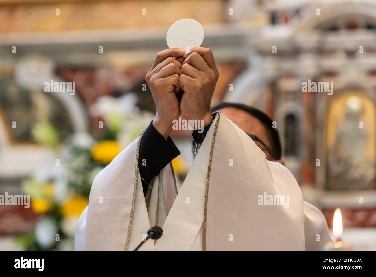 Il pane santo nel rito dell'Eucaristia Foto Stock