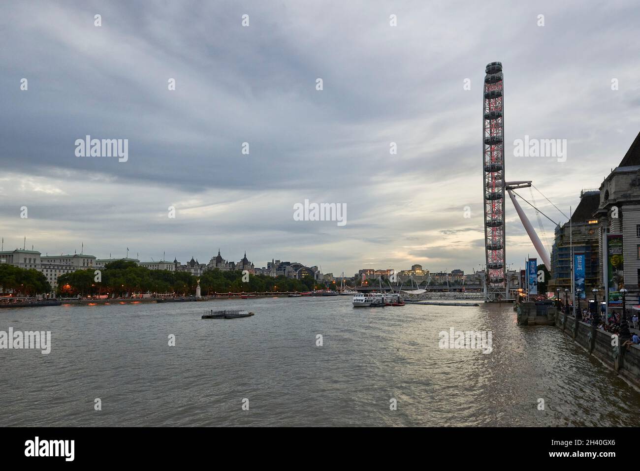 Il London Eye sulla passeggiata della Regina e il fiume Tamigi. Londra, Gran Bretagna, Regno Unito Foto Stock