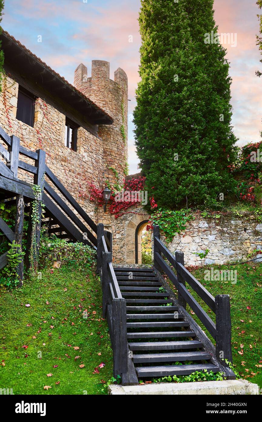 Scale di legno nell'edificio fortificato, Miguel de la Via Casa torre, Galdames, Sopuerta, Biscay, Euskadi, Paesi Baschi, Spagna, Europa Foto Stock