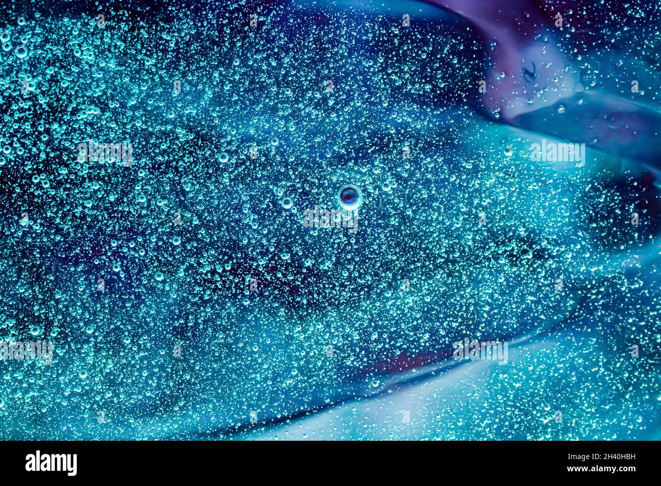 Astratto fondo liquido acquamarina, spruzzi di vernice, motivo di turbolenza e gocce d'acqua, gel di bellezza e texture cosmetica, contemporaneo Foto Stock