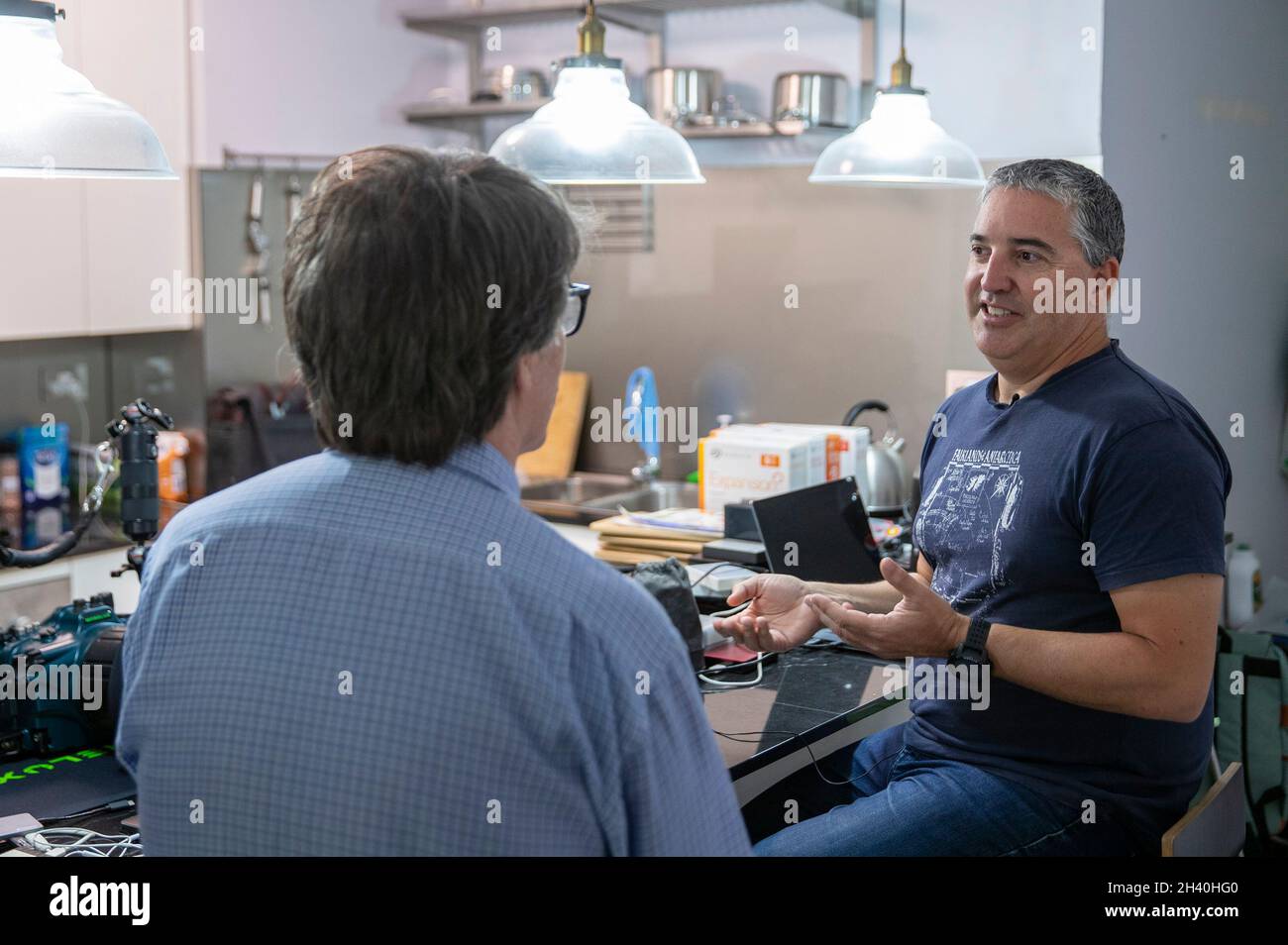 Sydney, Australia. 26 ottobre 2021. Scott Portelli (R) parla con un giornalista di Xinhua in casa a Sydney, Australia, il 26 ottobre 2021. PER ANDARE CON 'Feature: Australian Wildlife photographer si concentra sulla conservazione di tutte le creature grandi e piccole' credito: Bai Xuefei/Xinhua/Alamy Live News Foto Stock