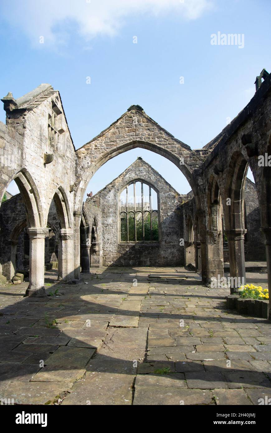 Heptonstall, Yorkshire rovine della storica chiesa di San Tommaso nel cuore di questo piccolo villaggio affascinante foto verticale Foto Stock