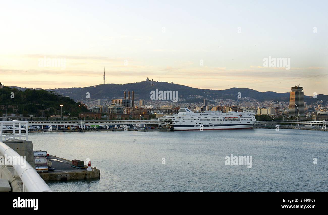 Ocean Liner e altre navi nel porto di Barcellona, Catalunya, Spagna, Europa Foto Stock