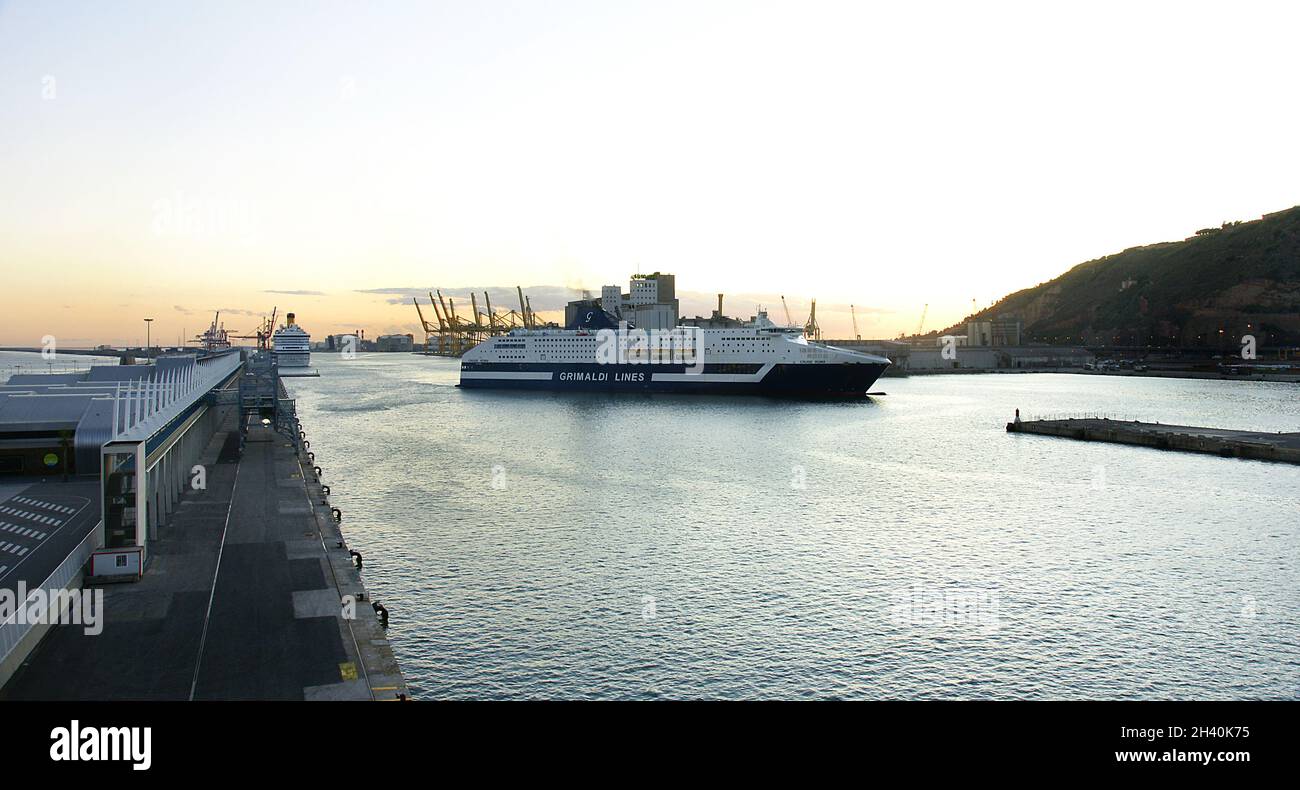 Ocean Liner e altre navi nel porto di Barcellona, Catalunya, Spagna, Europa Foto Stock