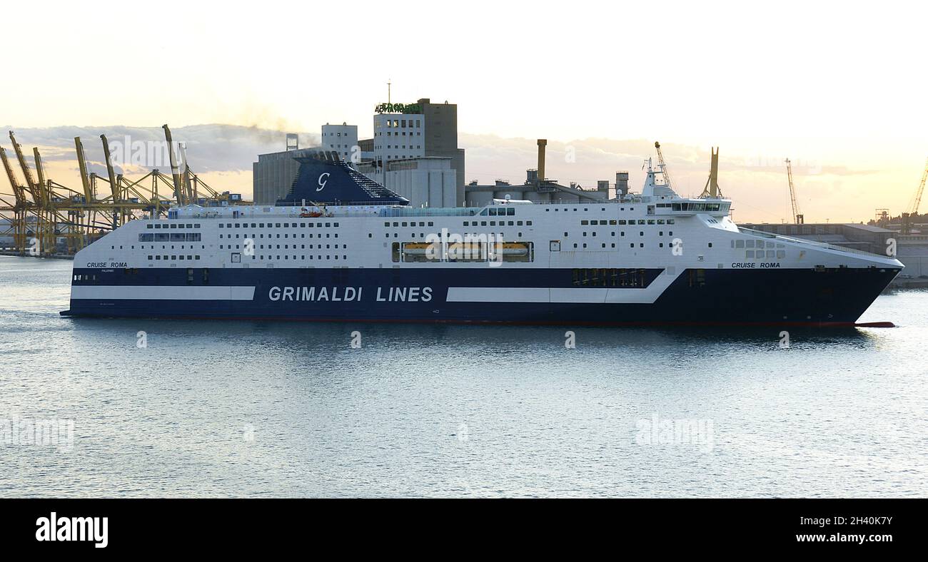 Ocean Liner e altre navi nel porto di Barcellona, Catalunya, Spagna, Europa Foto Stock